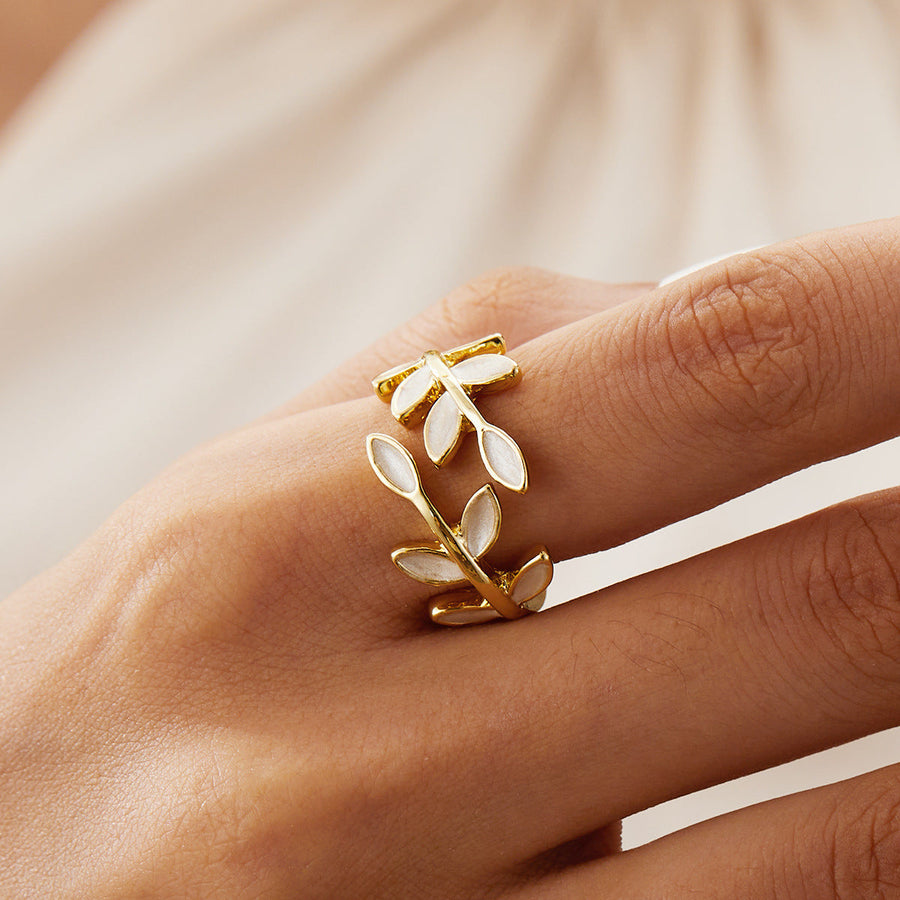 Issabeau™ Adjustable Leaf Ring