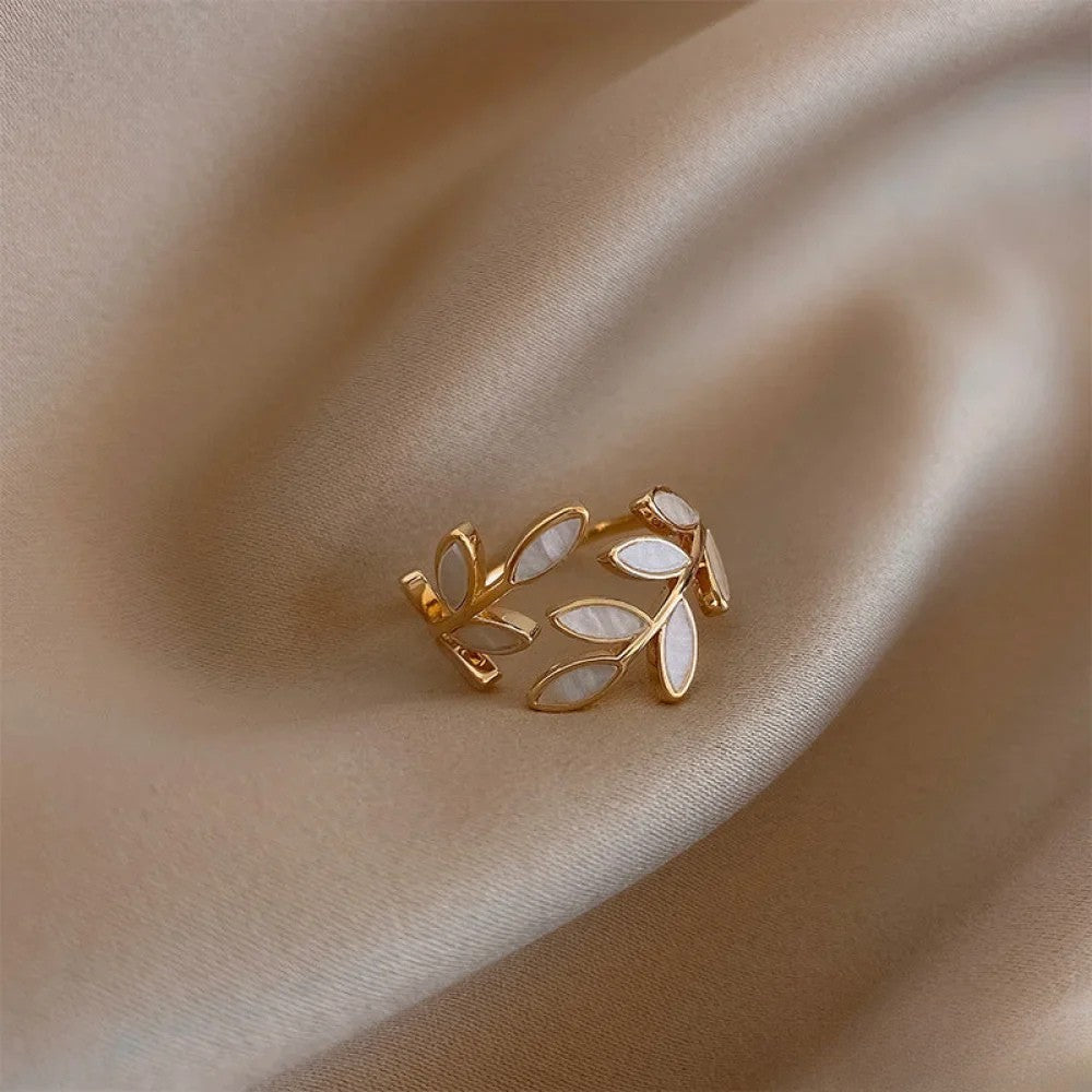 Issabeau™ Adjustable Leaf Ring