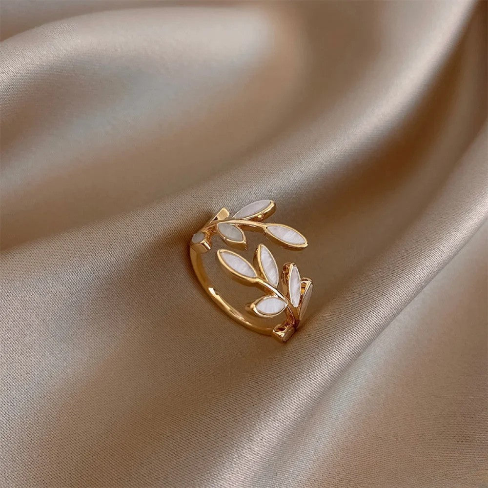 Issabeau™ Adjustable Leaf Ring
